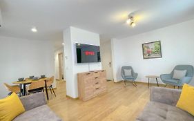 Dreamview Apartment With Private Parking